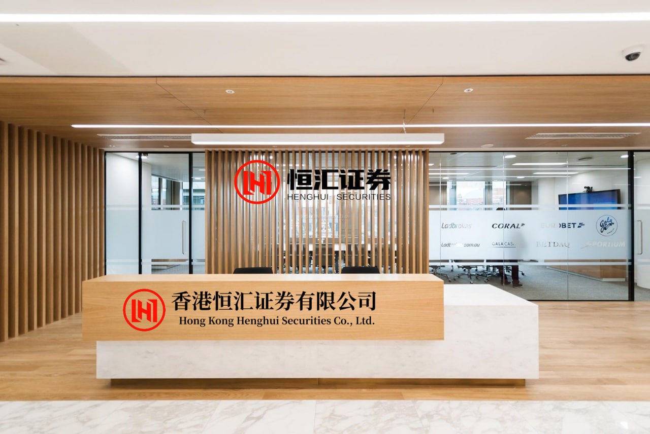 广禾配资 “骂我可以，但不能骂我妈。”这话是焦泊乔赛后冲着杜锋吼出来的。单亲家庭长大的孩子，妈妈就是心里那根碰不得的弦。结果杜锋直接回了句：你现在就可以走。走就走呗。焦泊乔还真就申请离队，回了北京的家。杜锋那套“严师出高徒”的路子，放十年前可能管用，搁现在这批年轻人身上，真不好使了。徐昕就是个活例子...